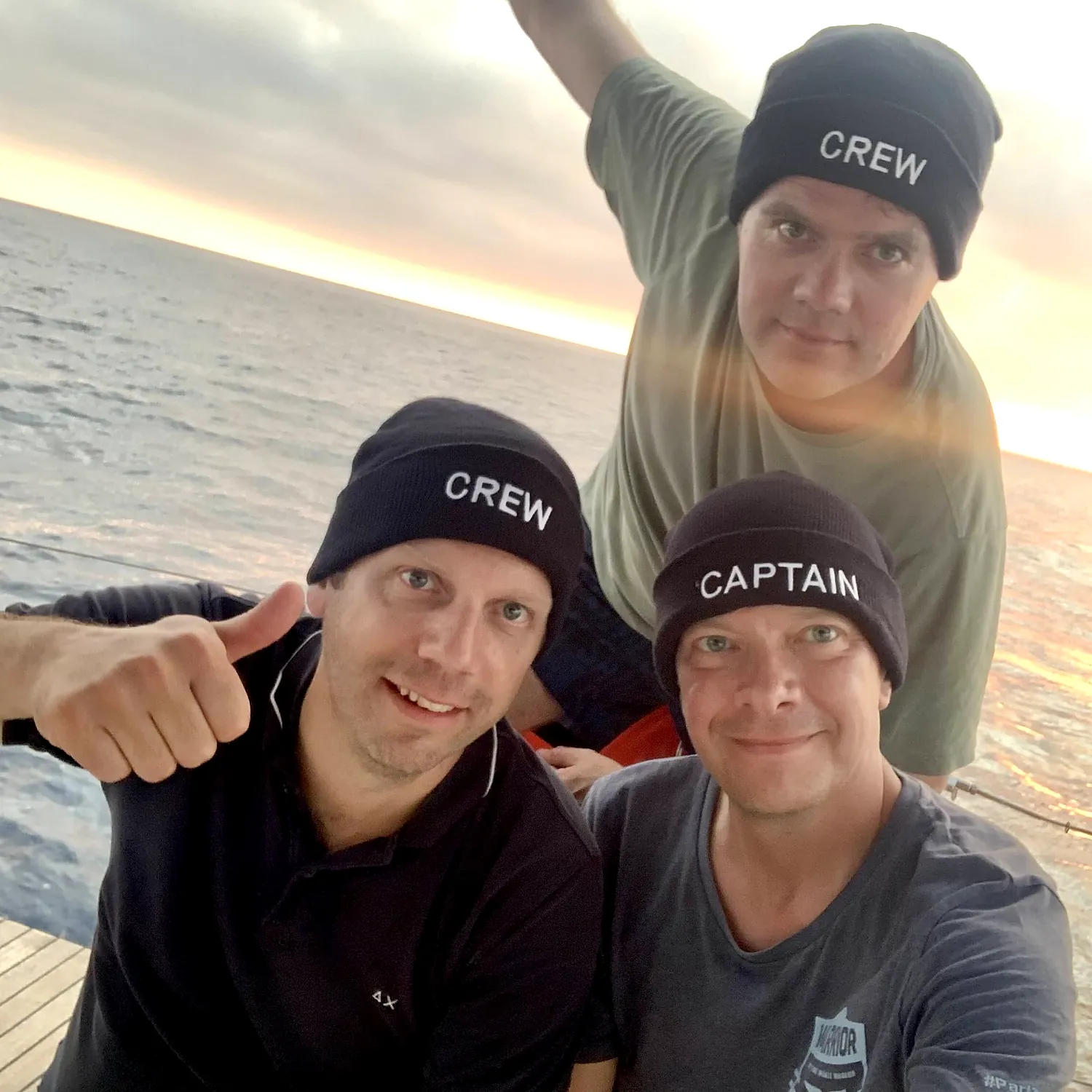 Crew aan boord tijdens winterzeilen in Griekenland